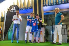 Claudio Lustenberger (2. von links) überreicht dem Gewinner (3. von links) des Spruchwettbewerbes ein neues Heimtrikot. Der Spruch «Veni Vidi Vici»steht auf der Etikette. (Bild: Roger Grütter / Neue LZ)
