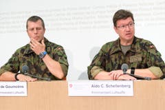 29. August: Aldo C. Schellenberg, Kommandant der Luftwaffe, und Pierre de Goumoens, ZSO Kommandant Luftwaffe, von rechts, informieren über das Verschwinden des F/A-18 Flugzeugs der Armee im Sustengebiet. (Bild: LUKAS LEHMANN)