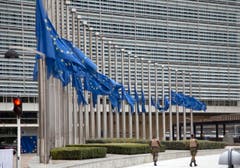 Am Hauptsitz der EU in Brüssel wehen die Fahnen auf Halbmast. (Bild: AP Photo / Virginia Mayo)