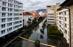 Ein Steg führt über eine überflutete Strasse in Locarno (Bild: Keystone)
