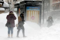 Ein Blick ennet den Pazifik offenbart tiefen Winter: In Boston bläst der Wind den Passanten Schnee ins Gesicht. (Bild: AP Photo/Michael Dwyer)