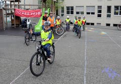 Ein Velofahrer übt unter Beobachtung das Abbiegen. (Bild: Markus von Rotz (Neue NZ))