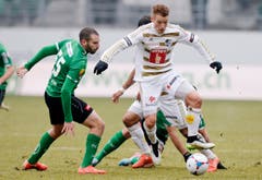 Der St.Galler Nisso Kapiloto, links, und der Luzerner Oliver Bozanic kämpfen um den Ball. (Bild: Keystone)