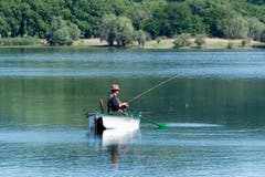 Die Gelassenheit dieses Fischers, am idyllischen lac de panthier - das wünsche ich allen, welche in diesen Tagen in die Ferien verreisen. (Bild: Georgette Baumgartner-Krieg)