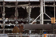 Die Fassade der Empfangshalle am Brüsseler Flughafen Zaventem ist völlig in Brüche gegangen. (Bild: AP / Peter Dejong)