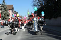 An der Kinderfasnacht Hergiswil sorgten längst nicht nur die Kleinen für die fasnächtliche Stimmung. (Bild: Matthias Piazza (Hergiswil, 17. Februar 2017))