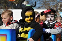 An der Kinderfasnacht Hergiswil sorgten längst nicht nur die Kleinen für die fasnächtliche Stimmung. (Bild: Matthias Piazza (Hergiswil, 17. Februar 2017))