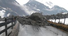 Kommt noch mehr Material? Die Strasse ist blockiert. (Bild: Laura Inderbitzin)