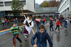 Wehe, wenn das Wildwyyb gereizt wird: Flucht oder Schläge mit dem Grotzli sind die beiden Möglichkeiten. Die Kinder erfreuen sich an der Jagd der "Wilden". (Bild: Robert Hess (OZ))