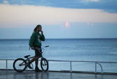 Fassungslosigkeit in Frankreich: Ein junger Mann steht am Rande des Tatortes und kann nicht glauben, was geschehen ist. (Bild: AP Photo / Luca Bruno)