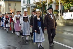 Unter dem Motto "Brauchtum erläbe und verwyle" feierte die Älplergesellschaft Alpnach am Samstag Erntedankfest und ihre traditionelle Älplerchilbi. Die Gesellschaft zieht am Morgen durch Alpnach. (Bild: Robert Hess (OZ))