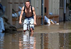 Ein Velofahrer in Magdeburg. (Bild: Keystone)