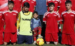 Murtaza ist als Fan ein Star: Die lokalen Fussballer gehen für ihn in die Knie. (Bild: Epa / Jawad Jalali)