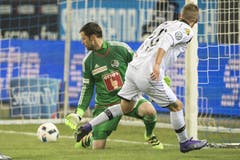 Luzerns Goalie David Zibung (links) bleibt das Nachsehen im Zweikampf gegen um den Ball gegen Luganos Mattia Bottani. (Bild: Keystone / Marcel Bieri)