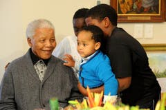 Nelson Mandela feiert mit seinen Grosskindern seinen 94. Geburtstag. (Bild: Keystone)