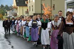 Die Älplerpaare begeben sich am Morgen zum Erntedankgottesdienst in der Pfarrkirche. (Bild: Robert Hess (OZ))