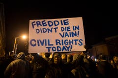 «Freddie starb nicht umsonst! Bürgerrechte noch heute!» steht auf dem Transparent, das Demonstranten in die Höhe halten. (Bild: EPA/ John Taggart)