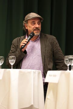Die Kandidaten selbst sorgten mit einigen Aussagen ebenfalls für Erheiterung im Publikum. So sagte Andreas Fagetti, der sich in Bern am «ehesten den Grünen» anschliessen würde, auf die Frage eines Zuschauers, ob er einem zweiten SVP-Bundesrat die Stimme geben werde: «Wenn ein zweiter SVP-Vertreter, dann eine wirklich liberale Figur.» (Bild: Roger Zbinden / Neue NZ)