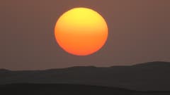 Von der höchsten Düne beobachten wir in der Wahibawüste den Sonnenuntergang. (Bild: Helene Gosswiler)
