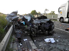 Auf der A4 zwischen Goldau und Küssnacht hatte sich am 7. August ein schwerer Verkehrsunfall ereignet. Zwei Personen kamen ums Leben, zwei weitere mussten mit der Rega ins Spital geflogen werden. (Bild: Kantonspolizei Schwyz)