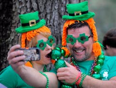 Ein Pärchen posiert während der 190. St.Patrick's-Day-Parade in Savannah für ein Selfie. (Bild: Keystone)