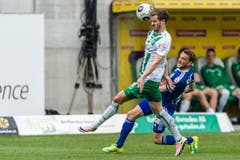 Roy Gelmi von St. Gallen, links, und Jakob Jantscher von Luzern, rechts, spielen um den Ball. (Bild: (KEYSTONE/Sebastian Schneider))