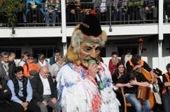 Wildwiib und Wildmaa präsentieren im Garten des Hotel Bahnhof die Älplersprüche. (Bild: Philipp Unterschütz)