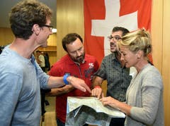 Susanne Hochuli (rechts) lässt sich die Nidwaldner Wanderkarte erklären. (Bild: Romano Cuonz (Neue NZ))