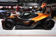 Der KTM X-Bow GT hat kein Dach, dafür aber Windschutzscheiben sowie 285 PS, eine Europapremiere. (Bild: Keystone)
