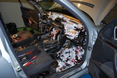 Im Auto wimmelte es nur so vor Zigaretten-Schachteln. Jeder noch so kleine Hohlraum wurde ausgenutzt. So auch das komplette Armaturenbrett und das Airbag-Fach. (Bild: Eidgenössische Zollverwaltung)