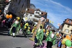 Kinderfasnacht mit Umzug am Güdismäntig in Alpnach. Im Bild: Ein Schwarm Papageien. (Bild: Markus von Rotz / NZ (27. 02. 2017))