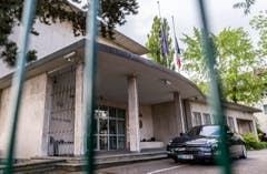Bei der französischen Botschaft in Bern stehen die Flaggen auf Halbmast. (Bild: Keystone/Thomas HodelL)