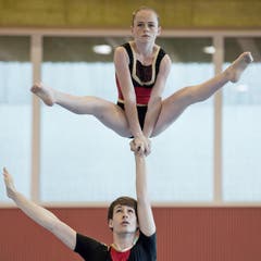 Malin Geyer und Simon Bächli vom NSW Akro + Getu Winterthur beim Akrobatikturnen. (Bild: Pius Amrein)