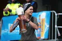 So feierte Franziska Inauen ihren Sieg. (Bild: Roger Zbinden (Neue LZ))