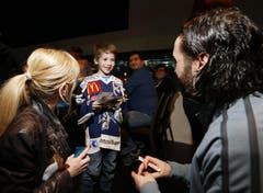 Claudia Pelli mit Sohn Jérôme holt sich ein Autogramm bei EVZ-Stürmer Josh Holden. (Bild: Stefan Kaiser / Neue ZZ)