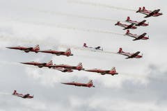 Die Tiger F5-E Jets der Patrouille Suisse, unten, kreuzen die Propellermaschinen PC-7 des gleichnamigen Teams der Schweizer Luftwaffe (Bild: Keystone)