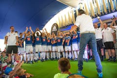 Die Spieler stellen die neuen Heimtrikots des FC Luzern den Fans vor. (Bild: Roger Grütter / Neue LZ)