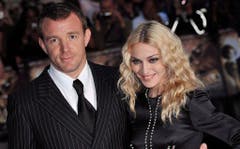 Der britische Regisseur Guy Ritchie und US-Sängerin Madonna waren von 2000 bis 2008 verheiratet. Madonna musste ihrem Verflossenen 90 Millionen Dollar zahlen. (Bild: Keystone)