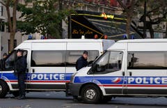 Polizeipräsident vor dem Musiktheater Bataclan, wo über 100 Personen dem Attentat zum Opfer fielen. (Bild: JULIEN WARNAND)