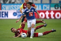 Luzerns Jahmir Hyka (vorne) im Duell mit Vaduzs Philipp Muntwiler. (Bild: Philipp Schmidli)