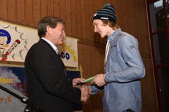 Auch der Regierungsrat Res Schmid gratuliert dem WM-Sieger. (Bild: Robert Hess (Neue OZ))