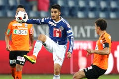 Luzerns Francisco Rodriguez gegen Musa Araz, links, und Olivier Custodio. (Bild: Philipp Schmidli / Luzerner Zeitung)