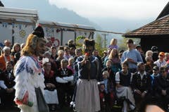 Wildwiib und Wildmaa präsentieren im Garten des Hotel Bahnhof die Älplersprüche. (Bild: Philipp Unterschütz)