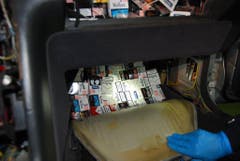Sogar im Airbag-Fach versuchte der Mann, seine Zigaretten über die Grenze zu schmuggeln. (Bild: Eidgenössische Zollverwaltung)