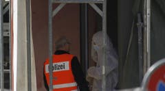 Einsatzkräfte des Kriminaltechnischen Dienstes auf der Baustelle. (Bild: Geri Holdener / Bote der Urschweiz)