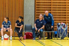 Beim Spiel des LK Zug gegen HSC Kreuzlingen. Peter Stutz und Damian Gwerder beobachten die Szene. Die beiden Trainer können zufrieden sein. (Bild: Christian H.Hildebrand / ZZ)