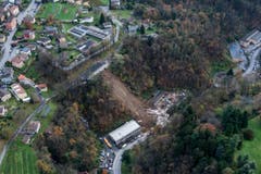 Luftaufnahme des durch einen Erdrutsch zerstörten, dreistöckigen Wohnhauses in Davesco-Soragno nahe Lugano. (Bild: Keystone)