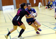 Ria Estermann vom LK Zug (rechts) wird von Patrizia Ramseier (Spono Eagles) geblockt. (Bild: Werner Schelbert)