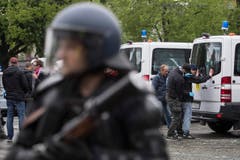 Die Polizei beim Helvetiaplatz in Zürich. (Bild: ENNIO LEANZA)