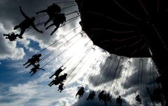 Eine Fahrt mit dem Karussel zählt ebenfalls zum Wiesn-Erlebnis. (Bild: Keystone / Sven Hoppe)